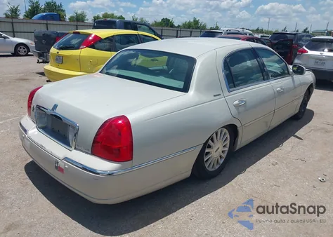 2004 Lincoln Town Car Signature from USA, damaged, VIN 1LNHM81W34Y686997